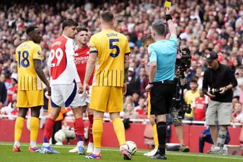 رابطة بريميرليج توضح سبب طرد ديكلان رايس أمام برايتون (فيديو)